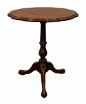 Mesa auxiliar em madeira nobre , tampo recortado sobre coluna torneada apoiada sobre base trípode, apresenta sêlo da fábrica."Móveis C.C.Becher". Med. 60 cm diam x 65 cm alt