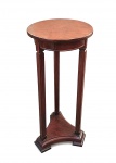 Belo pedestal em madeira nobre com tampo redondo e três colunas torneadas . Med. 70 cm alt  e 30 cm diam (tampo)