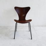 ARNE JACOBSEN : Cadeira Série 7, Modelo 3107  Probjeto, 1970Produção brasileira licenciada do clássico desenhado por Arne Jacobsen em 1955. Concha em compensado moldado com lâminas de caviuna e base em ferro tubular pintado. Fabricada pela Probjeto de Léo Seincman. Peça com selo Probjeto datado de 1970 e marcações na estrutura metálica. Ícone do design mid-century brasileiro, item de coleção. Excelentes condições.