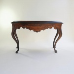 Mesa em precioso jacarandá da Bahia,  maciço,  finamente entalhada. Elegante e bem proporcionada,  excelentes condições. Med.