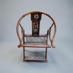 CADEIRA ESTILO MING : Interessante cadeira chinesa no estilo " Ming " . Excelente reprodução desse antológico design milenar, com tecnicas de encaixe e madeira tradicional. Um exemplar original realizou o recorde em preço no leilão da Sotheby's em 2022, sendo vendida por quinze milhões de dólares! Está em boas condições. Med.