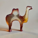 Abraham Palatnik: Raríssima escultura cinética em resina acrílica representando CAMELO. Chapa interna no padrão dito " craquelado " . Década de 70. Med. 19 x 19 cm