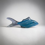 ABRAHAM PALATNIK  Escultura cinética representando peixe azul/preto em resina de poliéster. Med. 9,3 cm de alt x  27,2 cm 