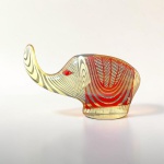 Escultura cinética representando elefante em resina de poliéster de manufatura Abraham Palatnik. Med. 12,5 cm alt x 19,5 cm  
