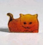 RARO Abraham Palatnik - Ímã de Geladeira Gatinho Laranja , * COMO NOVO - Uma Verdadeira Joia de Colecionador!* Imperdível! Um ímã de geladeira praticamente intocado, nunca exposto, do icônico artista brasileiro Abraham Palatnik! Esta pequena obra-prima traz um gatinho adorável sobre um fundo laranja vibrante, mostrando o estilo lúdico e colorido de Palatnik, ass. PAL (verso), peça extremamente rara como imâ.  Med. 10 cm x 6 cm ( Resina acrílica)