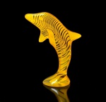ABRAHAM PALATNIK: escultura cinética representando golfinho amarelo em resina de poliéster,. Med. 22 cm de alt. x 14,3 cm