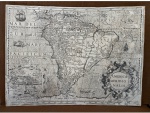 Mapa original de 1609, publicado na edição francesa do Atlas Mercator-Hondius. Uma das primeiras representações decorativas da América do Sul, gravada pelos dois maiores cartógrafos da história. PONTOS DESTAQUE:  Brasil representado como ilha, separado pelo "Lacus Eupana" - Indicação do mítico "Lacus Parime" - local do lendário Eldorado, Estreito de Magalhães ilustrado. Cabo Horn ainda não descoberto - Cartela de Cuzco, figura de patagônio, naus e criaturas marinhas - Padrão "Moiré" no mar, característico de Mercator.  Criado por Gerard Mercator, criador da Projeção de Mercator usada até hoje. FICHA TÉCNICA: Autor: Gerard Mercator & Jodocus Hondius, Ano: 1609, Origem: Atlas Mercator-Hondius - Edição Francesa. Mapa original de 1609, publicado na edição francesa do Atlas Mercator-Hondius. Uma das primeiras representações decorativas da América do Sul, gravada pelos dois maiores cartógrafos da história. Med. 37 x 50 cm (Técnica: Gravura em metal ) CONDIÇÃO: Peça com restaurações profissionais: preenchimento e reforço com papel pH neutro no verso. Excelente impacto visual. Ideal para coleção de cartografia brasileira.Referência de mercado para exemplar em estado ideal: 1.800 euros. Este é um documento histórico do século XVII. Peça de museu.