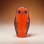 ABRAHAM PALATNIK : Escultura cinética representando coruja rosé em resina de poliéster. Med. 12,2 cm alt x 6,3 cm 