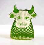 ABRAHAM PALATNIK  Escultura cinética representando vaca, na cor verde em resina de poliéster. Med. 11 cm alt x 8,5 cm