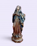 ARTE SACRA : "NOSSA SENHORA DAS DORES - MATER DOLOROSA - ARTE SACRA PORTUGUESA": Excepcional escultura finamente entalhada em madeira, representando Nossa Senhora das Dores, raro e comovente exemplo de arte devocional portuguesa do século XIX. Med. 20 cm alt  (DESTAQUES:  TALHA E POLICROMIA: Virgem Maria com vestes em púrpura rico e manto em azul cobalto profundo. Dobras delicadas acentuadas com folha de ouro aplicada com técnica meticulosa.  TÉCNICA RARA SGRAFFITO: O artista utilizou a técnica de sgraffito, onde a folha de ouro é aplicada sobre fundo escuro e raspada para revelar a cor de baixo. O efeito cria profundidade e luminosidade nos detalhes ornamentais. EXPRESSIVIDADE: O rosto é uma obra-prima de dor. Olhos de vidro que transmitem profunda angústia, típicos da iconografia da Mater Dolorosa e das Sete Dores de Maria. ESTADO DE CONSERVAÇÃO: Peça muito bem conservada)