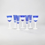 Conjunto em cristal francês double azul cobalto e branco , coluna facetada e base redonda, constando de : 3 cálices para vinho tinto e 4 fluts . Med. 22 cm alt. (vinho tinto)