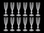 BACCARAT HARCOURT: Conjunto de 12 fluts em cristal francês da manufatura de Baccarat lapidado em modelo Harcourt , cada peça apresenta marca da manufatura gravada a jato de areia. Med. 18 cm
