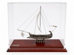 Belíssima réplica de antigo barco a vela , modelo Egípcio arcaico , em prata de lei 925 ,  contrastado , acondicionado em caixa de acrílico e base em madedeira. Med. 23 x 10 x 20 cm alt