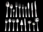CHRISTOFLE PARIS : Faqueiro em metal espessurado a prata , da maison Christofle , modelo "America", em estojo adaptado, constando de : 18 facas de carne, 12 facas de sobremesa, 12 facas de peixe , 18 garfos , 12 garfos de sobremesa , 12 garfos de peixe , 12 garfos de salada, 18 colheres de sopa , 12 colheres de sobremesa , 12 colheres de chá e 8 peças de servir. Total. 146  peças. (em muito bom estado de conservação, 1 colher de servir com desgaste no banho)