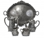 WMF (Württembergische Metallwaren Fabrik): Serviço de chá e café da marca alemã WMF , estilo art nouveau , circa 1910 , constando de : Bandeja , bule de chá , bule de café , leiteira e açucareiro. (banho no estado) . Med. 57 x 46 cm (Bandeja) e 25 cm alt (bule maior)