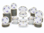 Excepcional serviço em porcelana alemã , com delicada pintura manual floral e friso dourado na borda, apresenta monograma , séc XIX, constando de : 45 pratos rasos , 20 pratos fundos , 16 pratos de sobremesa, 1 sopeira com tampa (34 x 23 x 23 cm alt) , 2 legumeiras com tampa , 1 legumeira sem tampa , 2 travessas ovais (42 x 30 cm maior), 1 travessa funda de arroz , 2 molheiras e um suporte para cremeiras (não tem as cremeiras, podendo ser usada como fruteira). Total . 91 peças ( obs: 2 pratos de sobremesa , apresentam bicados e fio de cabelo)