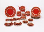 Parte de serviço de chá em porcelana japonesa , marca "Meito", constando de : Bule de chá , bule de café , leiteira , açucareiro, manteigueira , 1 prato para bolo , 6 pratos de servir , 4 xícaras de chá com pires e 3 xícaras de café com pires. Total. 19 peças