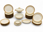 LIMOGES : Parte de serviço em porcelana francesa de "Limoges , Edition Paradis", com elegante borda dourada , constando de : 21 pratos rasos , 5 pratos fundos ,6 pratos de sobremesa, 1 sopeira com tampa , 1 bowl fundo de arroz , 1 molheira e 2 covilhetes. Total. 37 peças