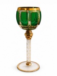 MOSER : Belissimo goblet em cristal double translucido e verde decorado em ouro, bojo facetado em rica decoração em ouro e pastilhas na tonalidade verde , Bohemia séc. XIX. Med. 19 cm