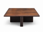 Mesa de centro em madeira nobre de forma retangular dos anos 50/60 . Med. 100 x 95 x 45 cm alt