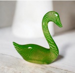 ABRAHAM PALATNIK  Escultura cinética representando cisne verde em resina de poliéster de manufatura Abraham Palatnik. Med. 18,7 x 17,5 cm