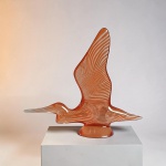 ABRAHAM PALATNIK  Escultura cinética representando albatroz laranja em resina de poliéster de manufatura Abraham Palatnik. Med.  24,5 x 28 cm