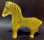 ABRAHAM PALATNIK  Escultura cinética representando zebra bege em resina de poliéster de manufatura Abraham Palatnik. Med. 16  x 18 cm