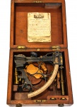 Colecionismo : Antigo sextante inglês, "J. Coombes" , no case original , acompanha documento original , Certificate of Examination , "National Physical Laboratory",marcas do tempo . Circa 1900 . Med. 27 x 26 x 13 cm alt