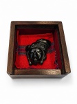 Escultura mexicana em obsidiana, acondicionado em de madeira . Med. 5 x 5 cm (estojo)
