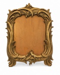 Belo porta retrato em madeira , estilo art nouveau com pátina dourada. Med. 37 x 26 cm