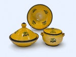 Conjunto de peças de serviço em cerâmica de origem mexicana , constando de 3 peças . Med. 32 cm diam (bowl fundo)