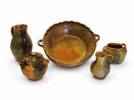 Conjunto de peças de serviço em cerâmica vitrificada de origem mexicana , constando de 5 peças . Med. 34 cm diam (travessa funda com alças)