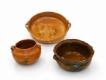 Conjunto de peças de serviço em cerâmica de origem mexicana , constando de 3 peças . Med. 50 cm diam (travessa funda com alças)