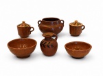 Conjunto de peças de serviço em cerâmica de origem mexicana , constando de 6 peças . Med. 12 cm diam x 10 cm alt (maior)