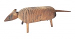 Arte Popular : Escultura em madeira representando Tatú , autoria não identificada. Med. 60 x 14 x 17 cm alt