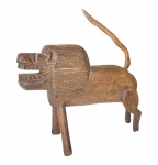 Arte Popular : Escultura em madeira representando leão , autoria não identificada. Med. 65 x 15 x 55 cm alt
