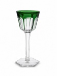 BACCARAT HARCOURT: Excepcional  taça para vinho tinto em cristal francês da manufatura de Baccarat lapidado em modelo Harcourt  na cor verde. Apresenta marca da manufatura gravada a jato de areia. Med. 19 cm alt