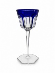 BACCARAT HARCOURT: Excepcional  taça para vinho tinto em cristal francês da manufatura de Baccarat lapidado em modelo Harcourt  na cor azul. Apresenta marca da manufatura gravada a jato de areia. Med. 19 cm alt