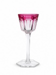 BACCARAT HARCOURT: Excepcional  taça para vinho tinto em cristal francês da manufatura de Baccarat lapidado em modelo Harcourt  na cor rubi. Apresenta marca da manufatura gravada a jato de areia. Med. 19 cm alt