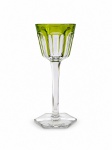 BACCARAT HARCOURT: Excepcional  taça para vinho tinto em cristal francês da manufatura de Baccarat lapidado em modelo Harcourt  na cor verde limão. Apresenta marca da manufatura gravada a jato de areia. Med. 19 cm alt
