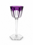 BACCARAT HARCOURT: Excepcional  taça para vinho tinto em cristal francês da manufatura de Baccarat lapidado em modelo Harcourt  na cor ametista. Apresenta marca da manufatura gravada a jato de areia. Med. 19 cm alt