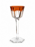 BACCARAT HARCOURT: Excepcional  taça para vinho tinto em cristal francês da manufatura de Baccarat lapidado em modelo Harcourt  na cor vermelha. Apresenta marca da manufatura gravada a jato de areia. Med. 19 cm alt