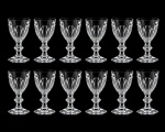 BACCARAT HARCOURT: Conjunto de 12 taças de água em cristal francês da manufatura de Baccarat lapidado em modelo Harcourt , cada peça apresenta marca da manufatura gravada a jato de areia. Med. 15 cm