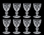 BACCARAT HARCOURT: Conjunto de 8 taças de vinho tinto em cristal francês da manufatura de Baccarat lapidado em modelo Harcourt , cada peça apresenta marca da manufatura gravada a jato de areia. Med. 12 cm