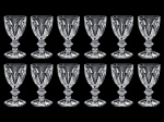 BACCARAT HARCOURT: Conjunto de 12 taças de vinho branco em cristal francês da manufatura de Baccarat lapidado em modelo Harcourt , cada peça apresenta marca da manufatura gravada a jato de areia. Med. 11 cm