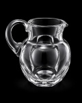 BACCARAT HARCOURT: Excepcional jarra com alça para água em cristal francês da manufatura de Baccarat lapidado em modelo Harcourt ,  peça apresenta marca da manufatura gravada a jato de areia. Med. 16 cm alt