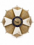 "Rara Comenda da Ordem do Rio Branco - Placa de Grande Oficial - Fabricada pela Joalheria H.STERN, em prata e esmalte, gravada em dourado. A insígnia da ordem e uma cruz de quatro braços e oito pontas esmaltadas de branco, tendo ao centro a esfera armilar, em prata dourada, inscrita em um círculo de esmalte na cor azul a legenda UBIQUE PATRIAE MEMOR ( terei sempre a pátria na minha lembrança ). No verso a marca da Joalheria. Med. 8 cm diâm (esmalte com pequenos trincados e desgastes , no estado)