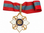 "Ordem do Mérito Naval, para uso no pescoço. Concedida para agraciar os militares da armada, nacionais ou estrangeiros, que houverem prestado assinalados serviços ao Brasil, ou se tiverem distinguido no exercício da sua profissão e, excepcionalmente aos civis que houverem prestado relevantes serviços à Marinha de Guerra Nacional, completa , em perfeito estado , no estojo original, acompanha miniatura.