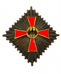 "Ordem do Mérito da República Federal da Alemanha. Placa de peito, dourada e esmaltada. A referida Ordem foi estabelecida em 7 de setembro de 1951 pelo antigo Presidente da Alemanha Theodor Heuss como uma recompensa por serviços extraordinários nas áreas da política, da economia, da cultura, da arte ou do trabalho voluntário."