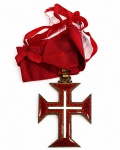 "ORDEM MILITAR DE CRISTO" - Comenda portuguesa, confeccionada em prata de lei dourada e esmaltada, fita vermelha. A Ordem de Nosso Senhor Jesus Cristo originalmente era uma ordem religiosa e militar, criada a 14 de março de 1319 pela bula pontifícia Ad ea ex quibus cultus augeatur do Papa João XXII, que, deste modo, atendia aos pedidos do rei Dom Dinis. Recebeu o nome de Ordem dos Cavaleiros de Nosso Senhor Jesus Cristo1 ou Ordem da Milícia de Nosso Senhor Jesus Cristo2 e foi herdeira das propriedades e privilégios da Ordem do Templo." Med. 6,5 x 5 cm